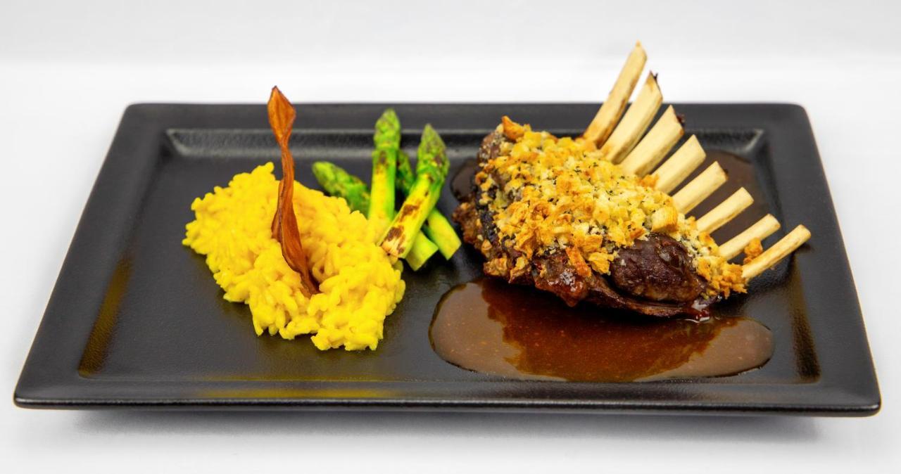Hotel Transamerica São Paulo Exteriér fotografie Rack of lamb with a crust of herbs and a yellow risotto